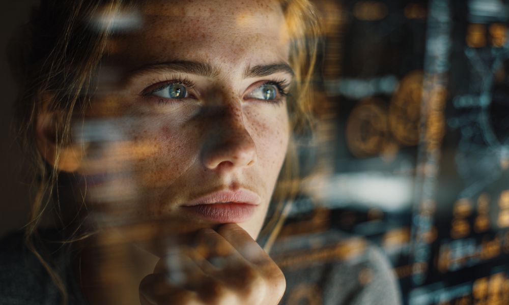 Lavoro intelligenza artificiale, donna pensierosa che ossera uno schermo digitale con simboli astratti Ai